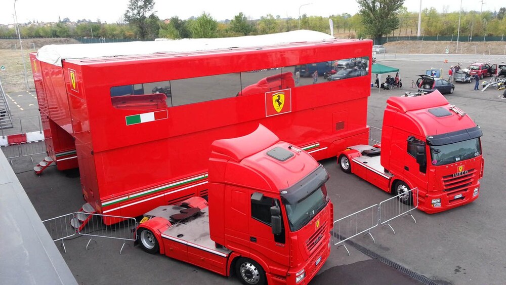 transporte-de-carros-da-formula1-motorhome-ferrari